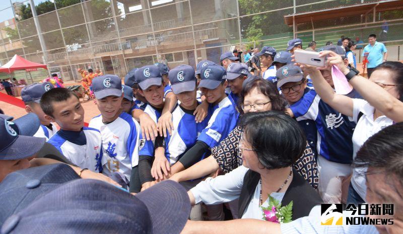 ▲縣長王惠美鼓勵棒球隊小將們。(圖/記者陳雅芳攝,2020.06.23)