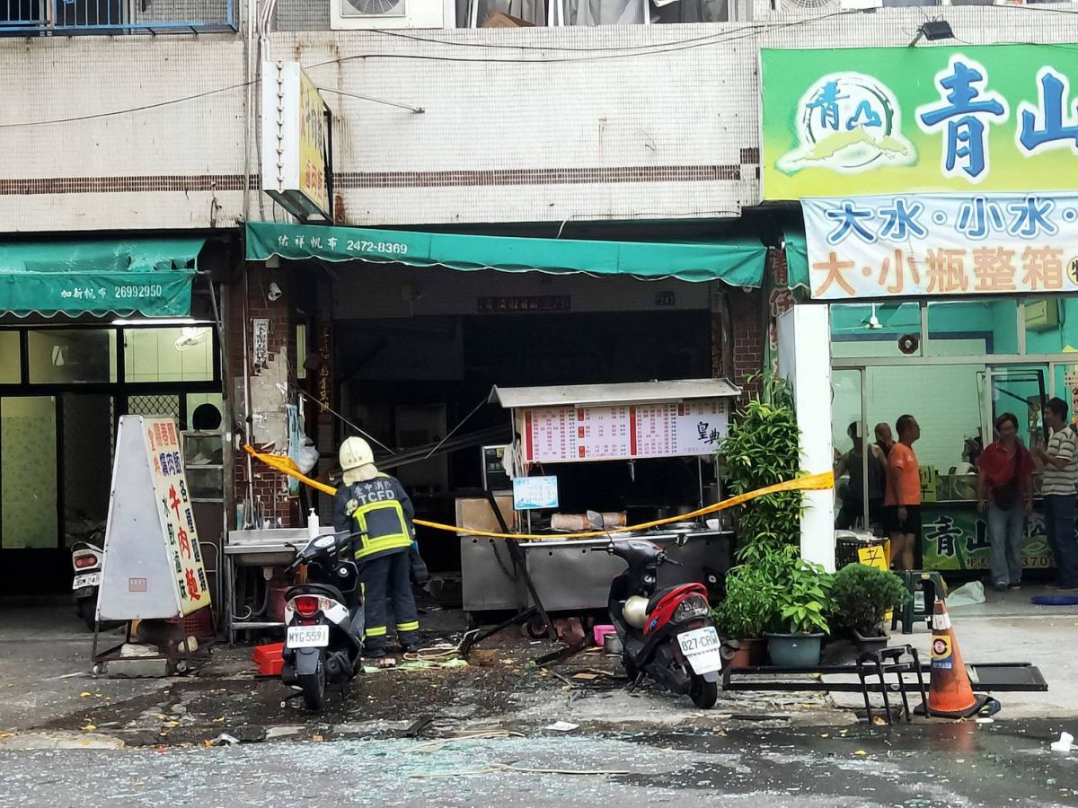 ▲台中市南屯區黎明路上發生氣爆案，目前警消正到場處理中。（圖/記者柳榮俊攝）