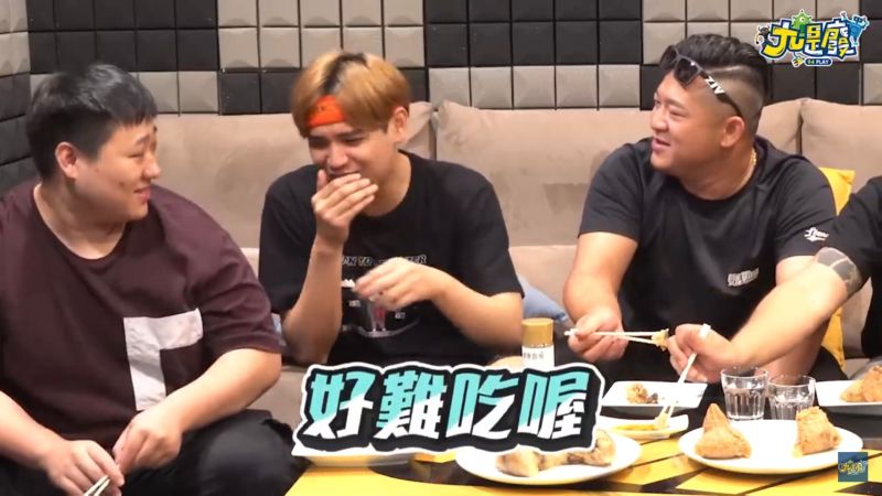 ▲陳零九(中)認為泰式酸辣醬和肉粽不搭。(圖/九是廢Youtube)