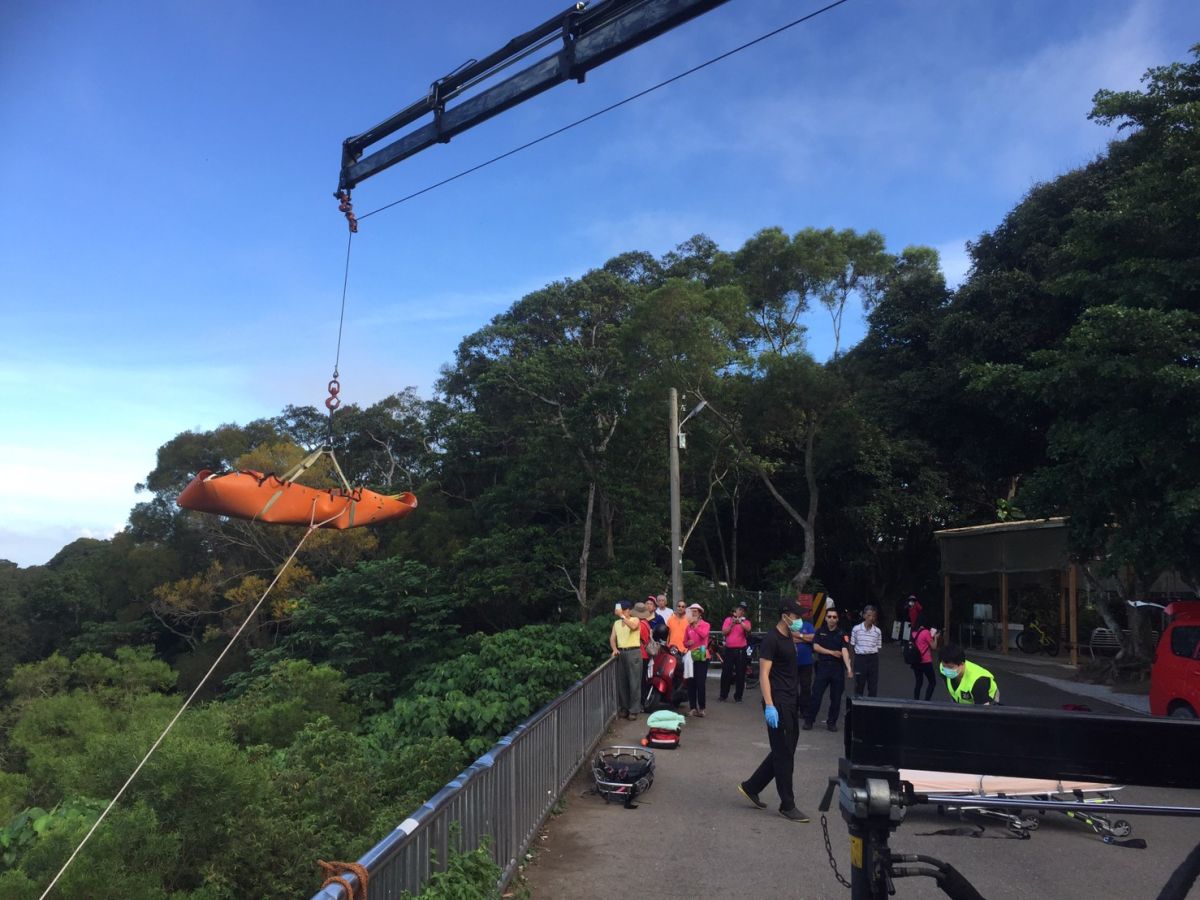 ▲員林市出水里熱門登山點風港平台，入夜後就吸引情侶、夜貓族來看夜景，傳出有民眾墜谷意外，警消提醒民眾注意安全。（圖／記者陳雅芳翻攝，2020.06.23）