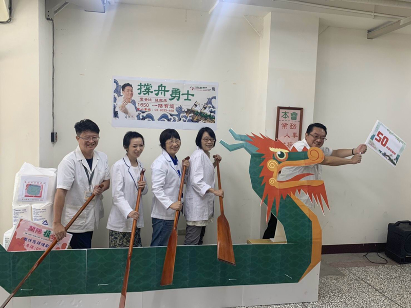 ▲宜蘭縣藥師公會5位藥師化身「撐舟勇士」以一人一槳合力，撐起希望之舟，號召縣內更多愛心藥局參與「蘭陽植愛」助創世幫植物人。（圖／創世基金會提供)