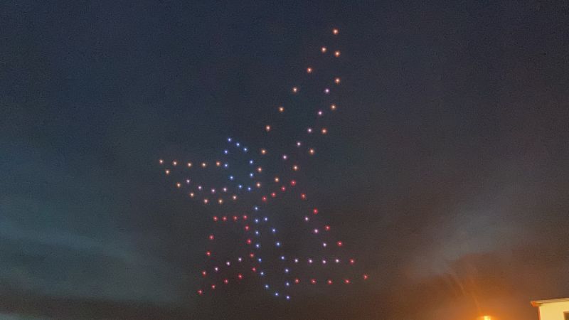 ▲百架無人機群飛展演，排列出台南市市徽。（圖／記者陳聖璋攝，2020.06.23）