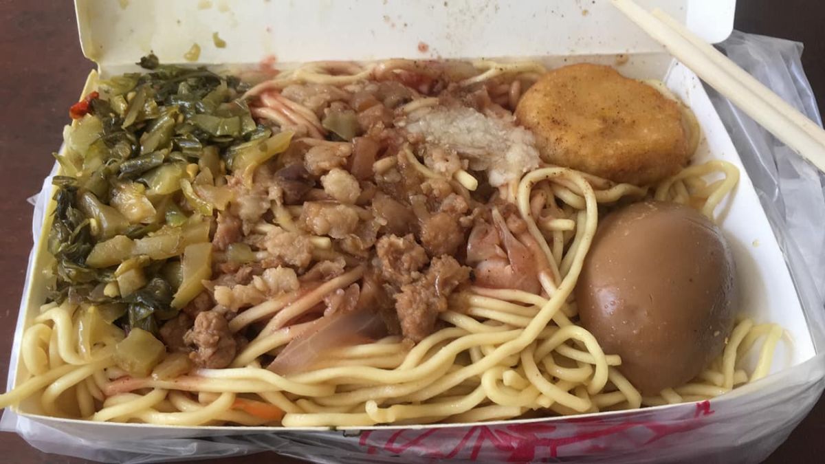 ▲網友分享買到的佛心炒麵，只要 30 元配料超豐富，讓大家好羨慕。（圖／翻攝自爆廢公社公開版）