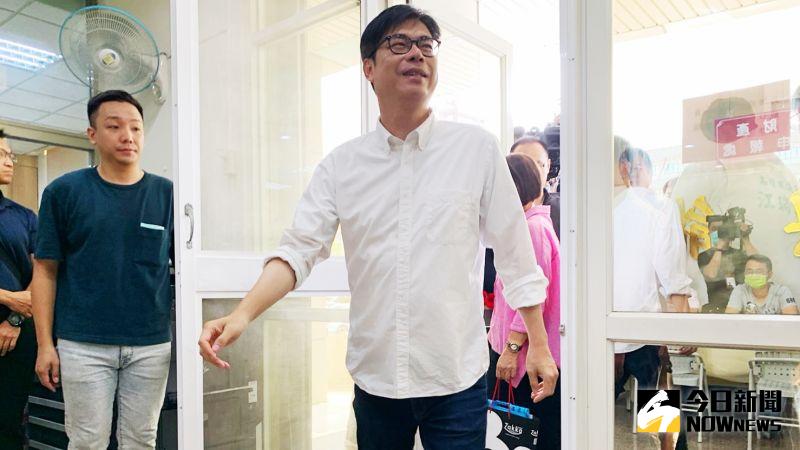 ▲陳其邁在完成參選登記後,現場大批支持者高喊「邁邁,你是我的菜」,凍蒜聲浪不斷。