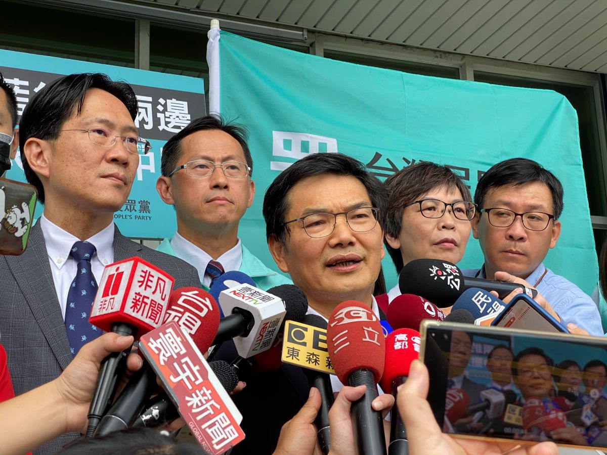 ▲今日就是高雄市長補選參選登記截止日，在「藍白合作」破局後，親民黨籍高雄市議員吳益政在民眾黨立委蔡壁如率黨應援陪同下，搶先完成登記。(圖／記者郭凱杰翻攝，2020.06.24)