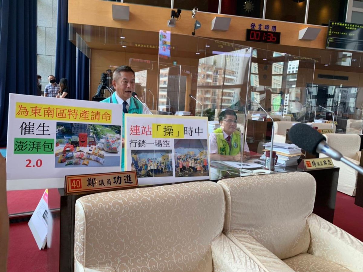 ▲議員鄭功進、楊典忠指出，台中購物節官網，台中市知名小吃，必須建置QR碼才能參與，在地美食商家「望節興嘆」被排除。(圖／柳榮俊攝2020.6.24)