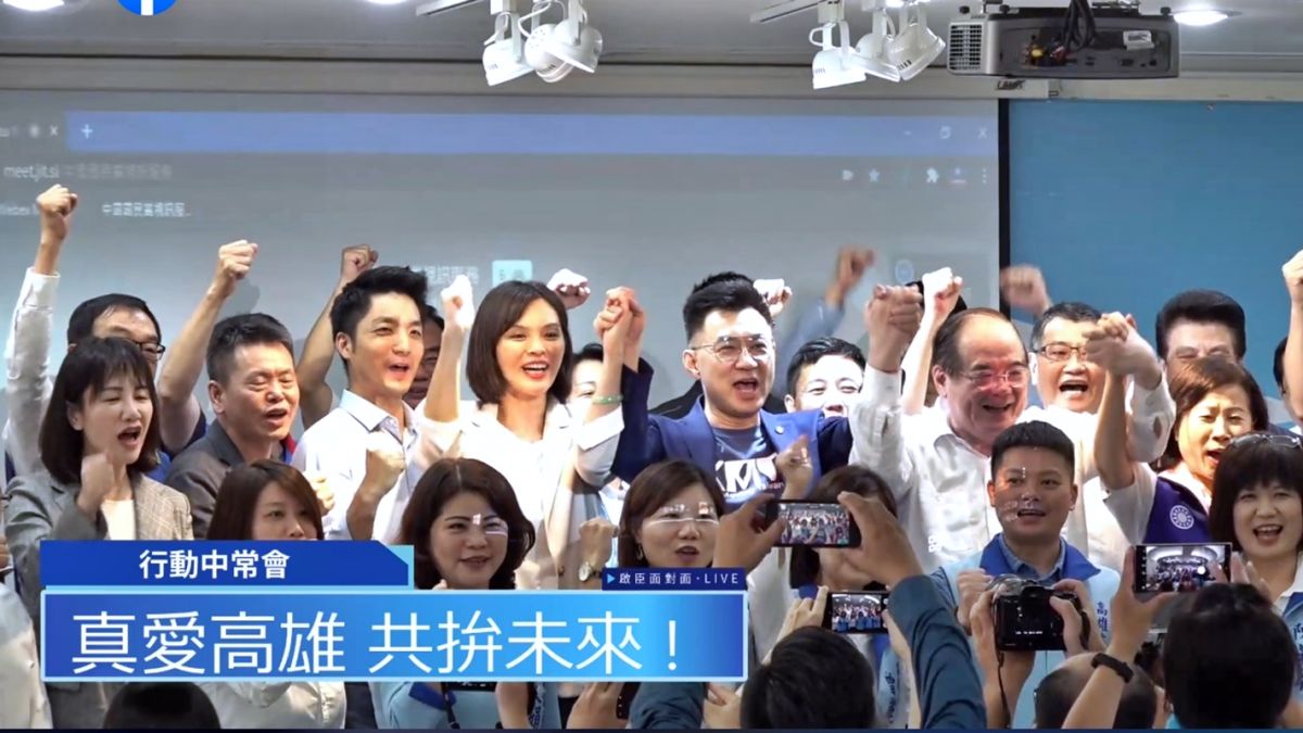 ▲國民黨主席江啟臣在高雄行動中常會上拉起高雄市長補選人李眉蓁的手高喊當選。（圖/國民黨提供）