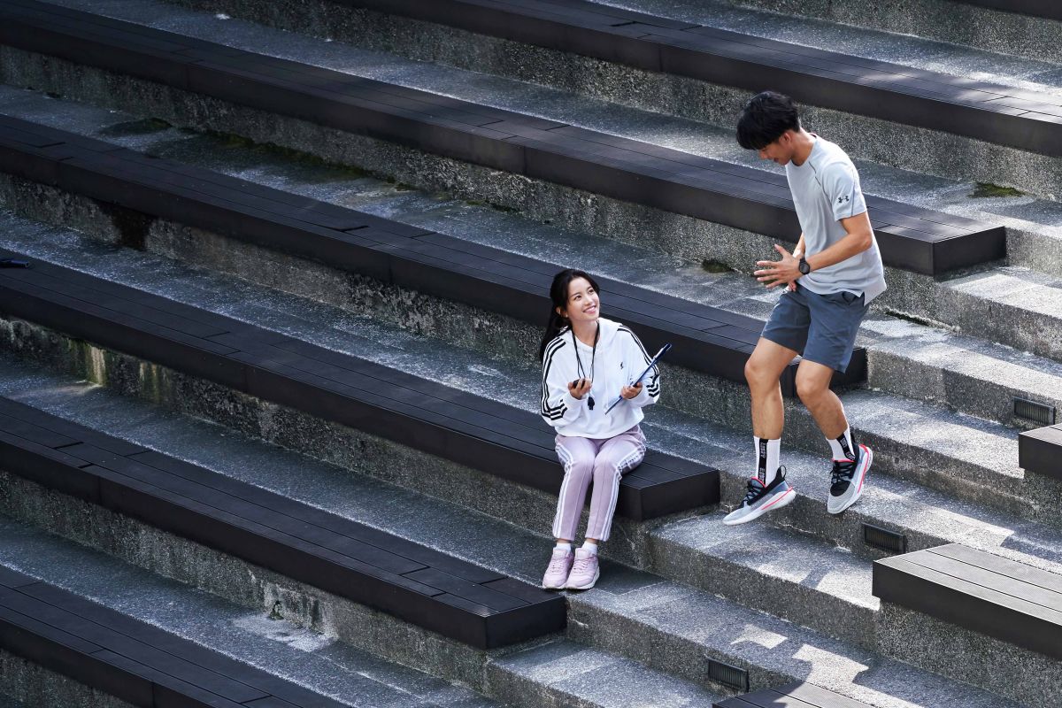 ▲蔡瑞雪（左）幫吳念軒訓練體能。（圖 / 七十六号原子提供）