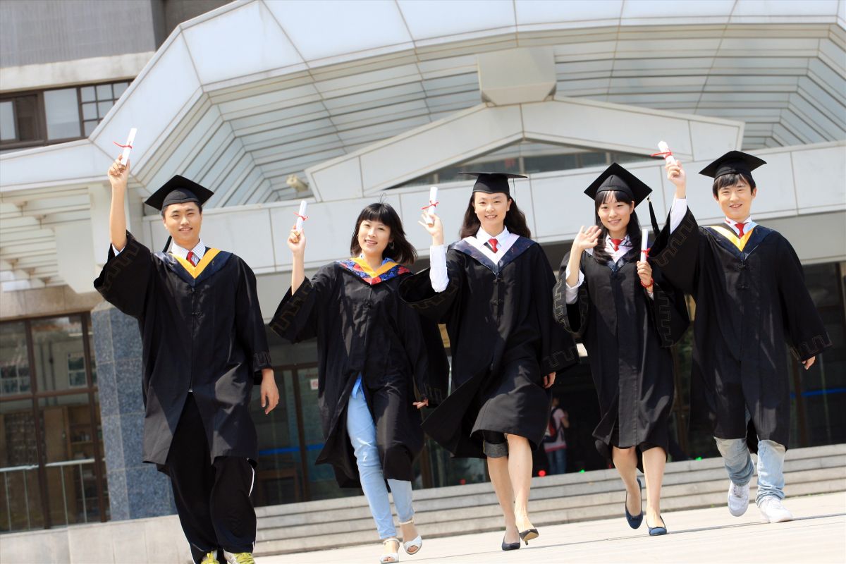 ▲距離畢業季還有3個多月，人力銀行調查指出，社會新鮮人找工作，以薪資第一，其次則是考量工作地點與工作氛圍。（示意圖／全球人壽提供）