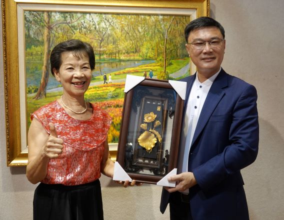 ▲鹿港公會堂今（24）日起推出「藝饗情懷-黃淨琪個展」，鹿港鎮長許志宏歡迎各界踴躍來欣賞。（圖／記者葉靜美攝）