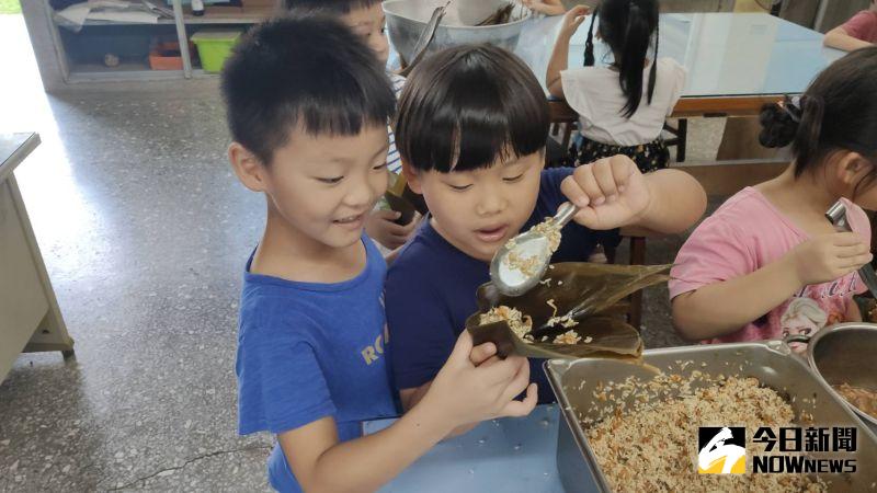 ▲芬園鄉文德國小辦理包粽子體驗活動。(圖/記者陳雅芳攝,2020.06.24)