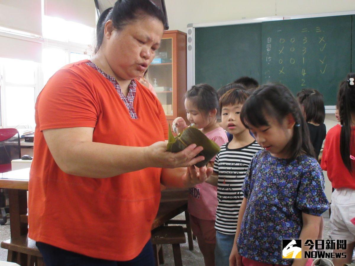 ▲芬園鄉文德國小邀請大竹社區發展協會愛心媽媽教小朋友體驗包粽子的技巧，也讓小朋友有過節的氣氛。（圖／記者陳雅芳攝，2020.06.24）