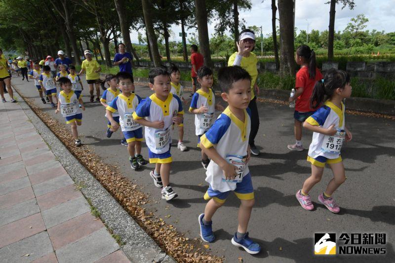 ▲田中鎮7所國小、2間幼兒園的畢業生,以路跑紀念畢業。(圖/記者陳雅芳攝,2020.06.24)