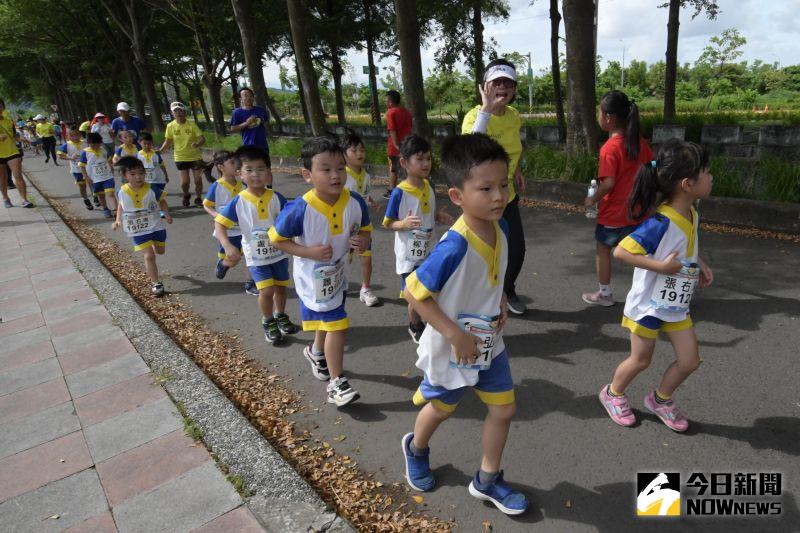 ▲田中鎮7所國小、2間幼兒園的畢業生，以路跑紀念畢業。（圖／記者陳雅芳攝，2020.06.24）