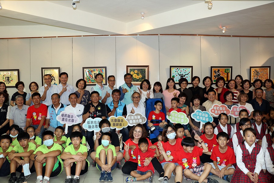 ▲嘉義勇媽市長黃敏惠及北園國小特教班小天使、文雅國小、蘭潭國中、嘉義女中和嘉義大學等五所學校，合辦「嘉義市融合書畫聯展-你容我融、藝哉北園」融合書畫聯展。(圖／嘉義市政府提供）