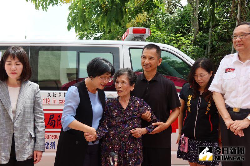 ▲彰化縣長王惠美親自登門感謝黃張吟捐贈救護車給縣消防局。(圖/記者陳雅芳攝,2020.06.24)