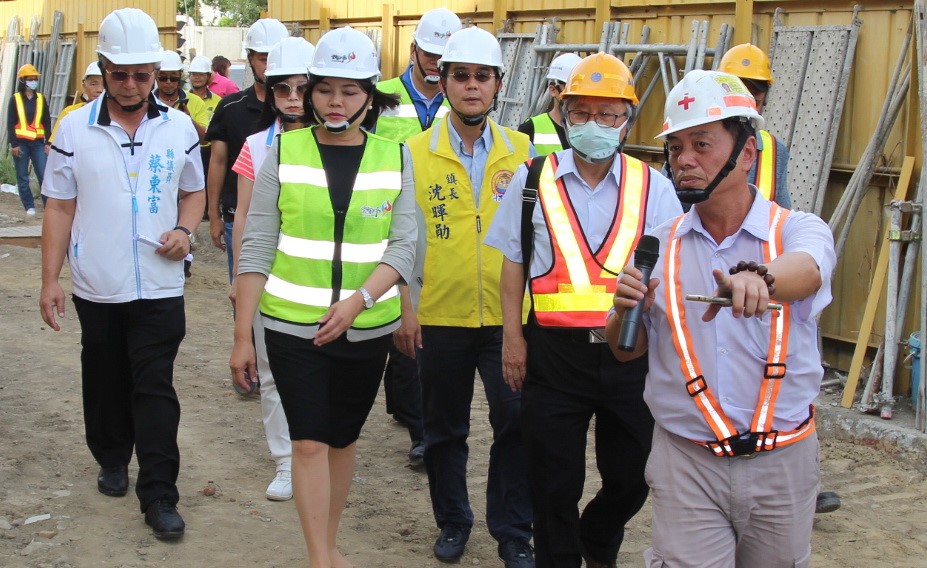 ▲斗南跨站仍存停車問題，縣長張麗善親臨會勘。（圖／記者簡勇鵬攝，2020.06.24）