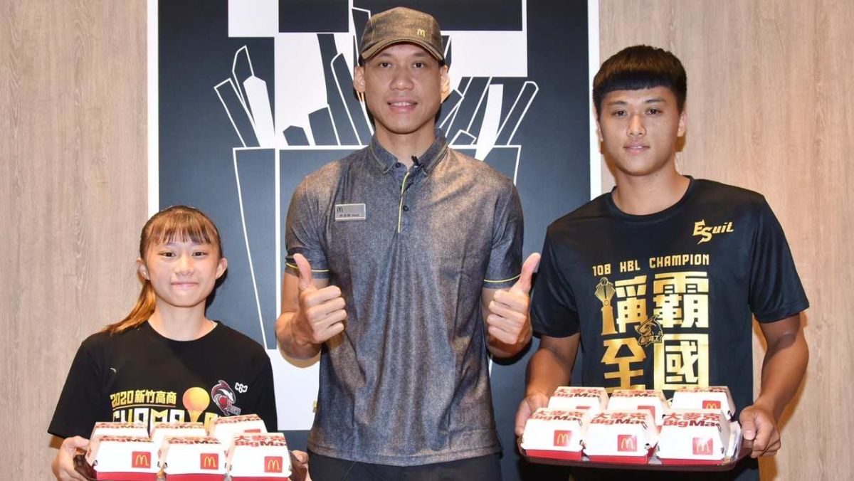 ▲林志傑擔任一日店長鼓勵小球員勇敢追夢。（圖／麥當勞提供）