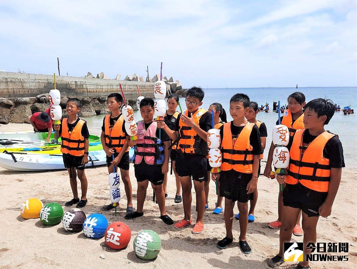 ▲西嶼合橫國小是澎湖的首個海洋實驗小學，在24日舉行改制前的最後一屆畢業典禮，10名畢業生紛紛完成輕艇挑戰取得證書。（圖／記者張塵攝，2020.06.24）