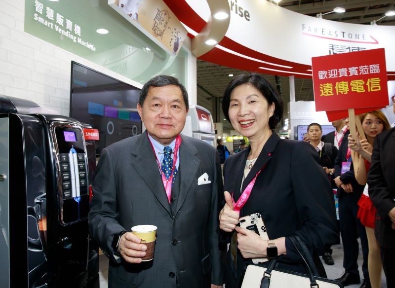▲遠傳電信董事長徐旭東（圖左）及總經理井琪（圖右）宣布該公司的5G將於七月三日開賣。（圖／遠傳電信提供）
