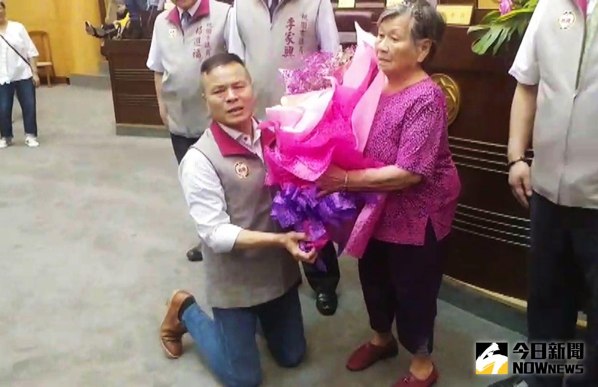 ▲段樹文今天遞補上任桃園市議員，特別下跪獻花給母親，並表示終於可以讓媽媽不用擔心他了。（圖／記者李春台攝, 2020.06.24）