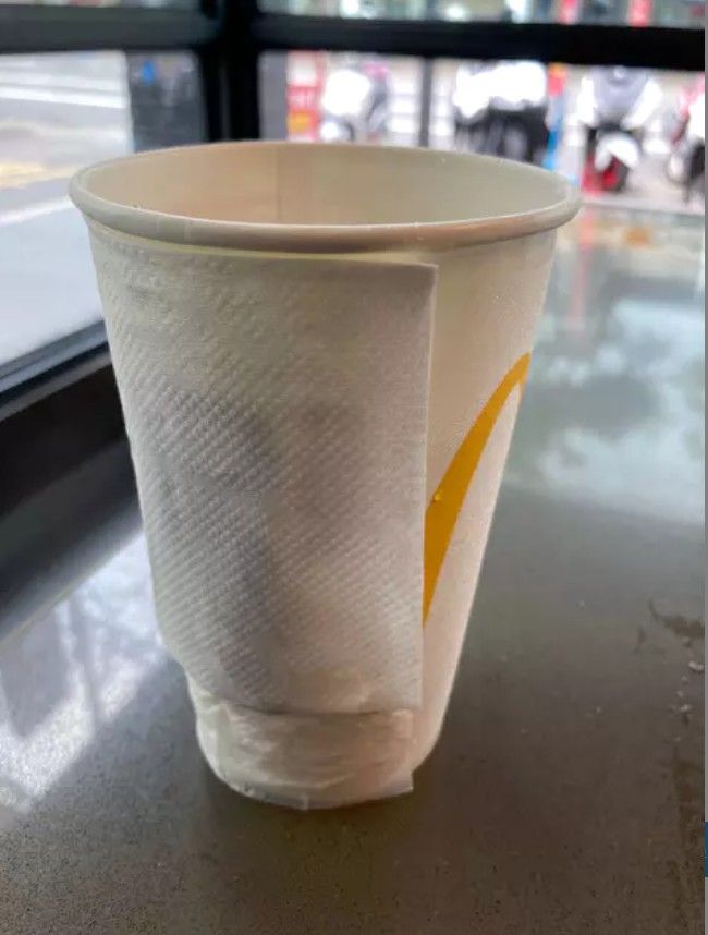 ▲網友指出,將餐巾紙放在飲料杯上,會發現長度剛剛好。(圖/翻攝