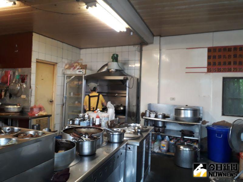 ▲郭姓越南籍員工往店內廁所旁移動想躲藏,楊男不爽便尾隨衝進備料區逞兇。(圖/記者陳雅芳攝,2020.06.24)