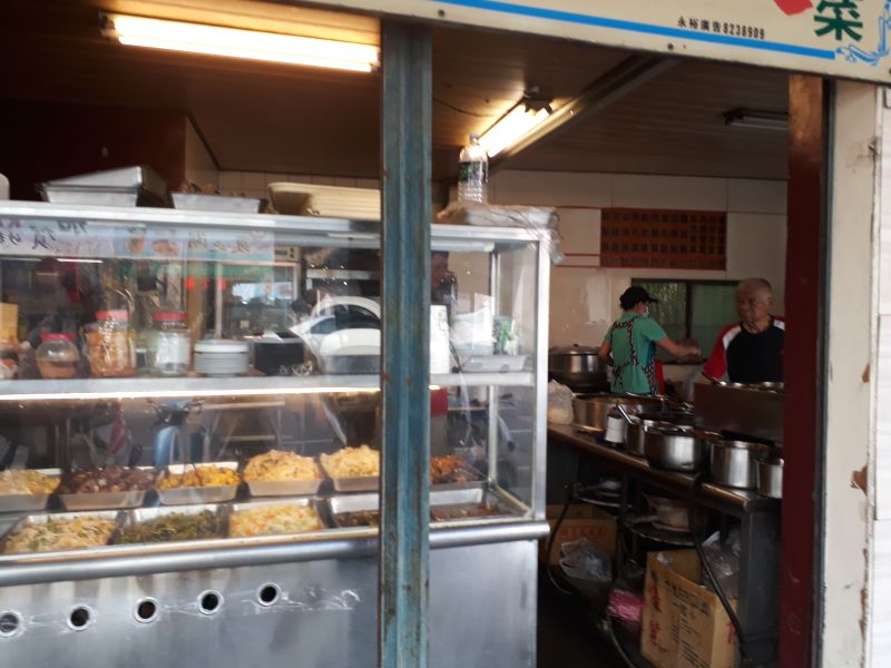 ▲爌肉飯店陳姓老闆說,當時店內非用餐期,僅有兩名員工在店裡備料營業。(圖/記者陳雅芳攝,2020.06.24)