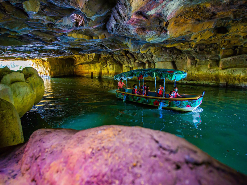▲當夜幕降臨之際，橋身閃爍著浪漫光雕燈影，冬山河生態綠舟遊船夜航景色迷人。（圖／宜蘭縣政府提供)