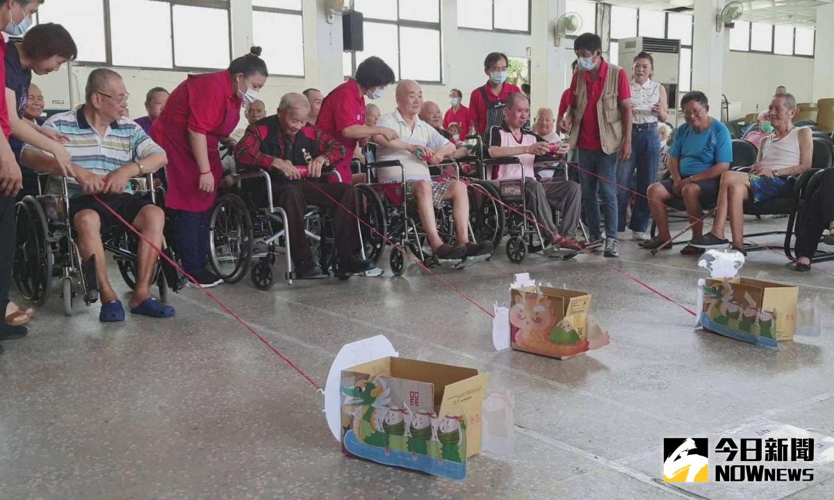 ▲彰化榮家舉行「陸上龍舟」趣味競賽，龍舟就在笑聲、鑼鼓聲及加油聲中一一邁向終點，長輩們歡渡一個充滿活力的傳統節慶。（圖／記者陳雅芳攝，2020.06.25）