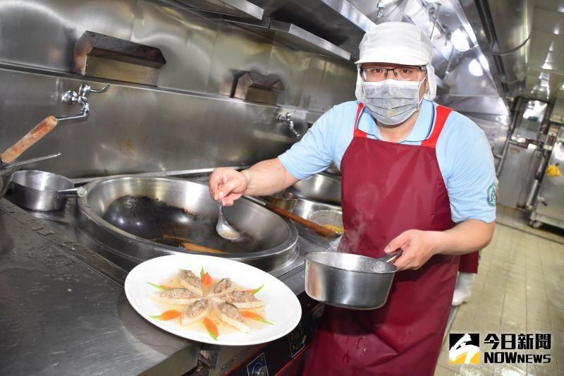 ▲謝宗益主廚示範一道充滿阿公早古早味的創意料理「苦瓜封」。(圖/記者陳雅芳攝,2020.06.25)