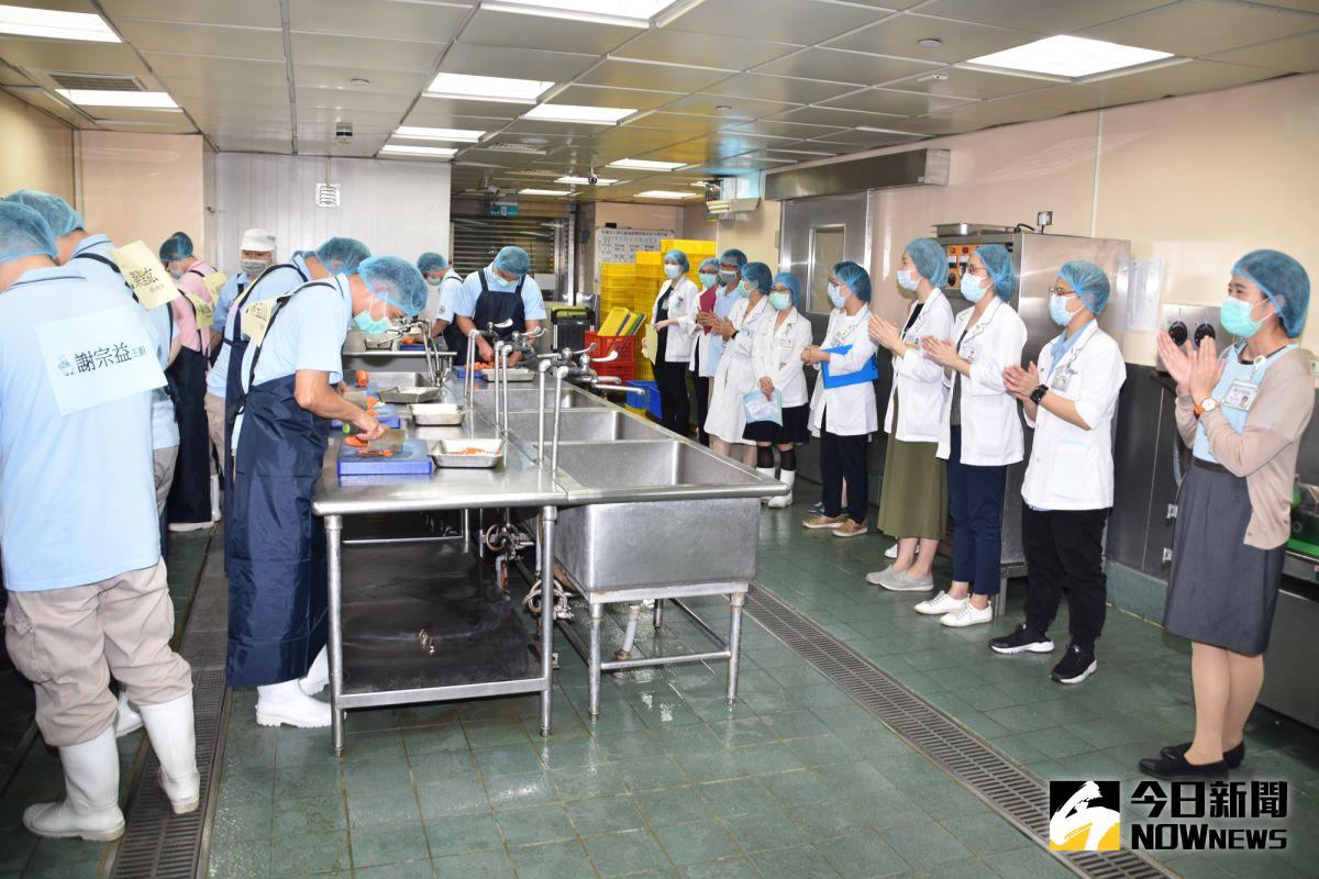 ▲彰基處長陳富滿（右一）與營養師們，暖心的為參賽廚師加油。（圖／記者陳雅芳攝，2020.06.25）