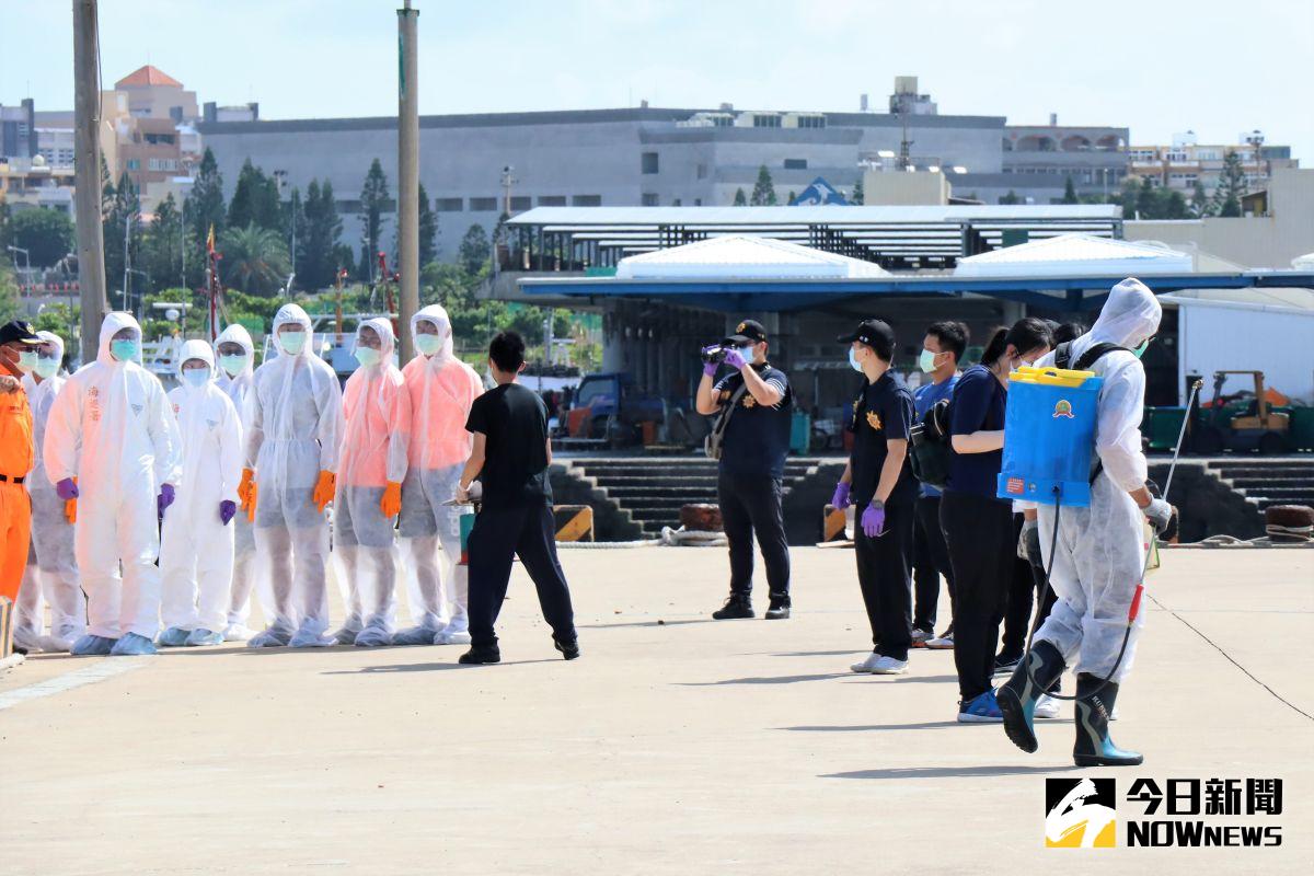 ▲澎湖傳出漁船涉嫌走私2000公斤的香菇，海巡署查緝隊等單位擔心疫情，全員穿上防護衣、拉起封鎖線，擔心台灣的防疫會因此破功。（圖／記者張塵攝，2020.06.25）