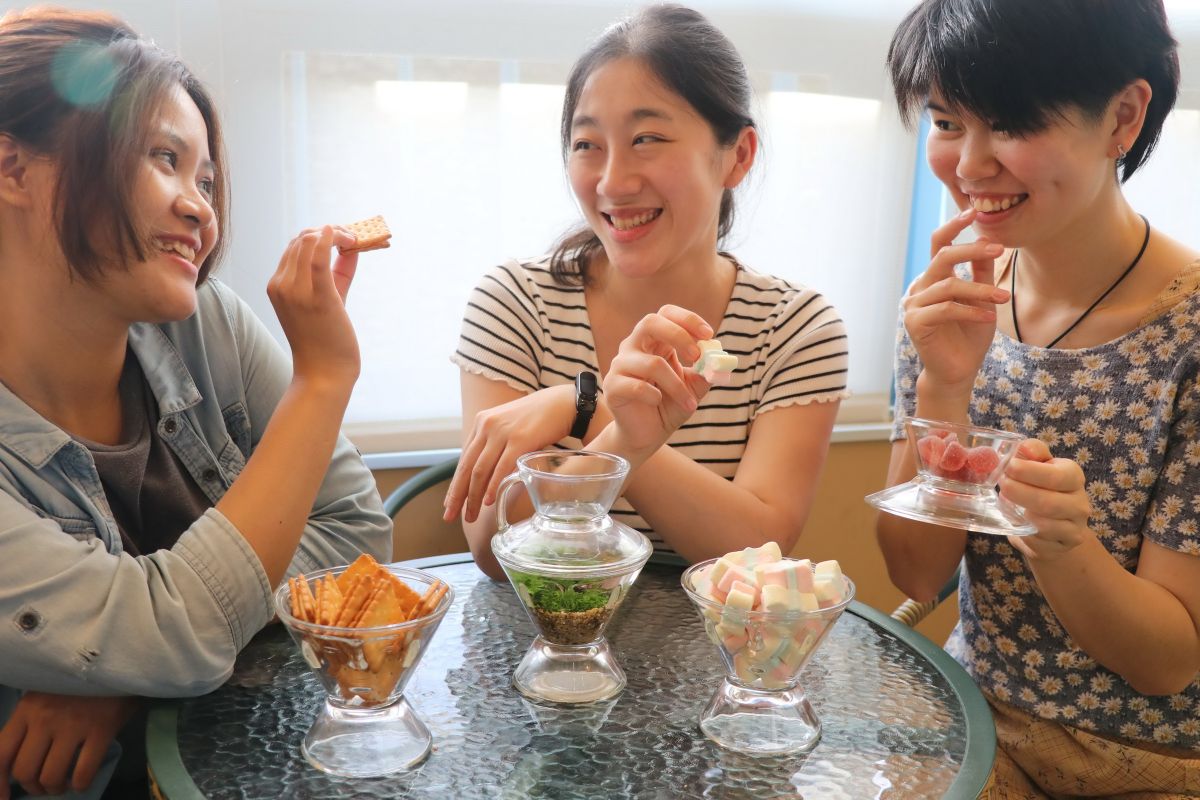 ▲「人面陶罐玻璃罐」可變身為極具氣質的下午茶杯盤。（圖／十三行博物館提供）