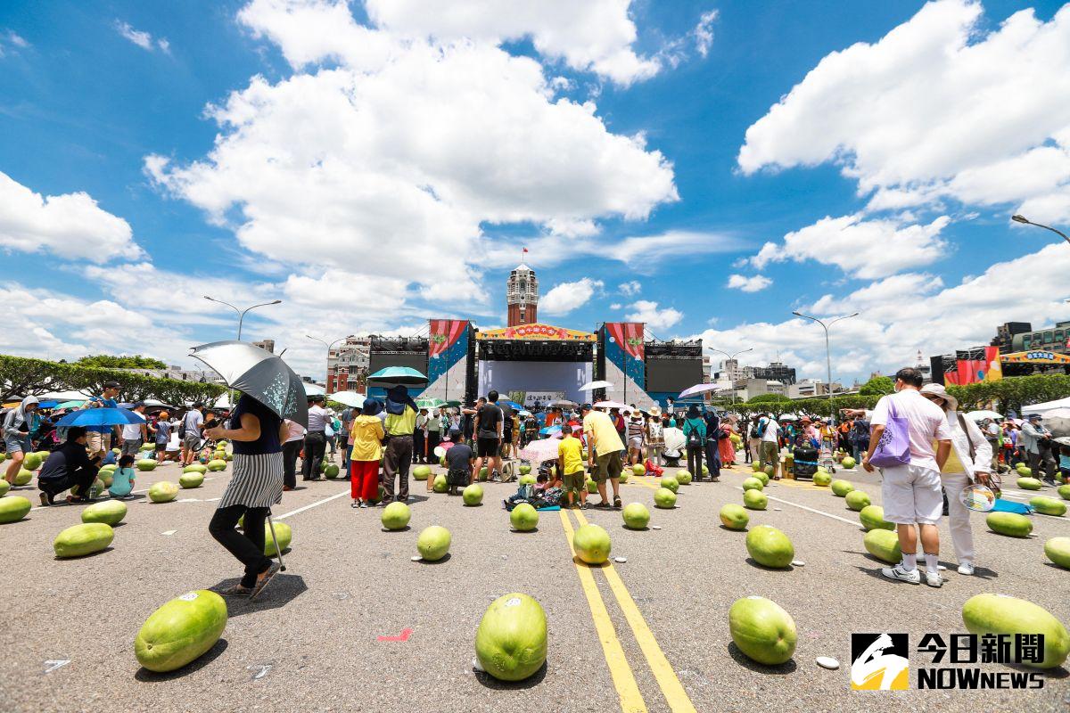 ▲農委會舉辦端午立999顆西瓜活動，邀請民眾一起到凱道慶端午。（圖／記者葉政勳攝，2020.6.25）
