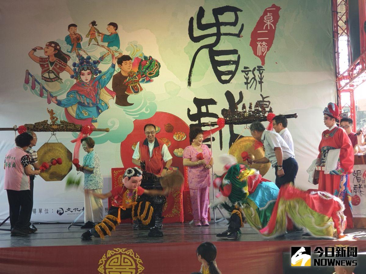 ▲解封後首場重磅傳藝表演活動「辦桌．看戲」，在文資局長施國隆及貴賓敲鑼擊鼓聲中，宣告開鑼。（圖／金武鳳攝，2020.6.25)