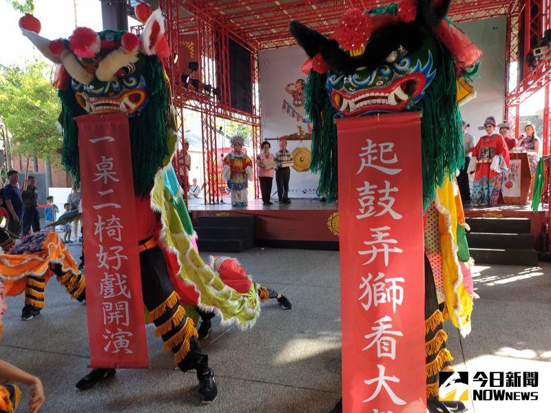 ▲來自雲林的飛沙國小小朋友演出龍鳳獅陣,當躍起雄獅開展卷軸宣告開鑼時,觀眾報以喝采掌聲。(圖/金武鳳攝,2020.6,25)
