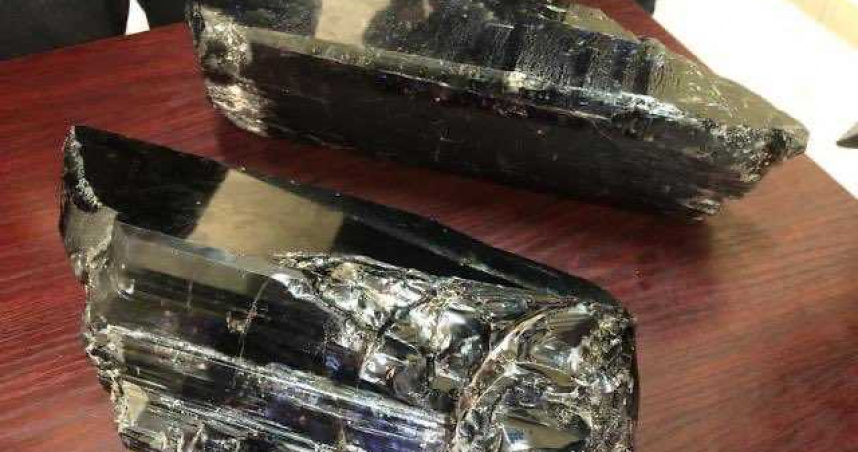 ▲坦尚尼亞礦工萊澤爾（Saniniu Laizer）日前挖出人類史上有紀錄的2塊最大「坦桑石」。（圖／翻攝自@Musonobaria推特）