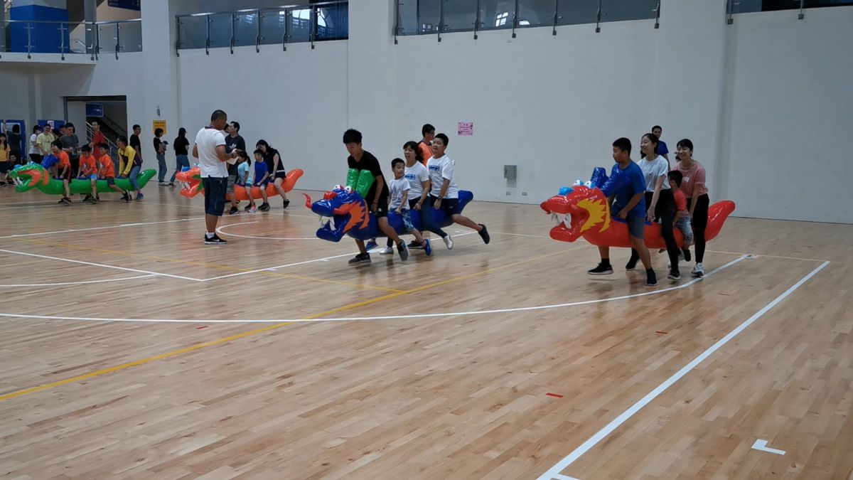 ▲金門縣立體育場今天舉辦陸上龍舟趣味競賽。(圖/記者蔡若喬攝)