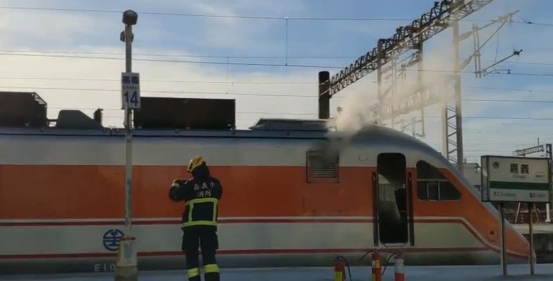▲台鐵自強號列車駕駛艙突冒濃煙，目前無人受困傷亡。（圖／嘉義市消防局提供）