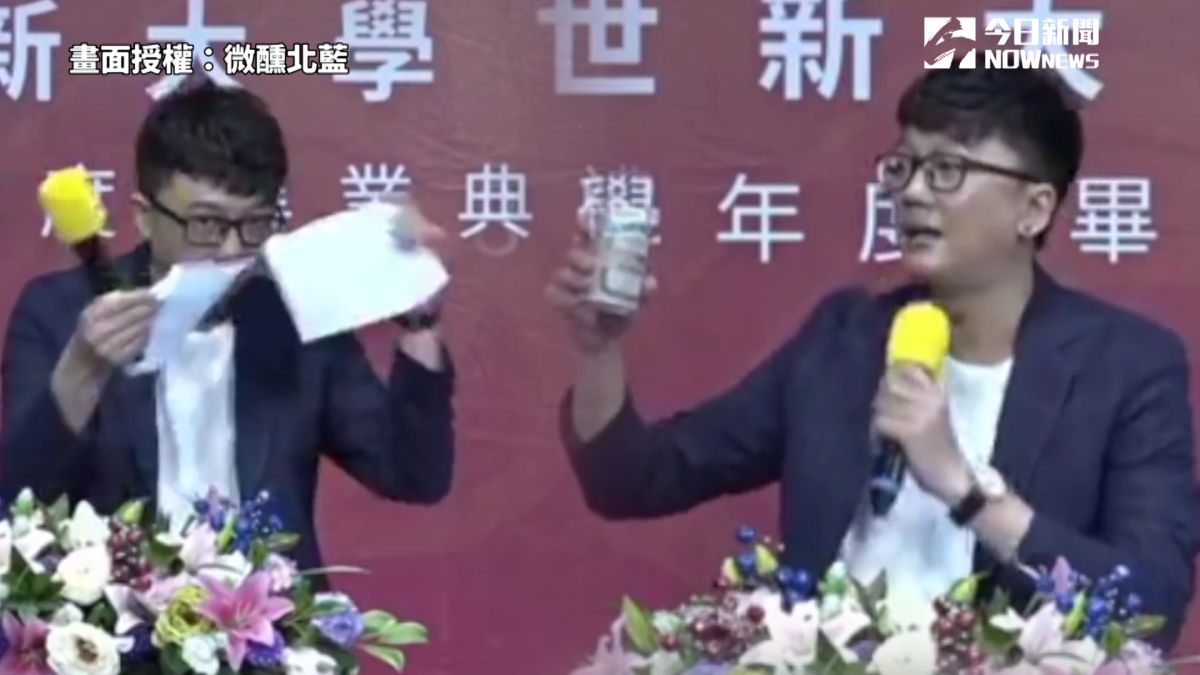 ▲Youtube「微醺北藍」阿松在台上撕講稿且喝台啤（圖／微醺北藍）