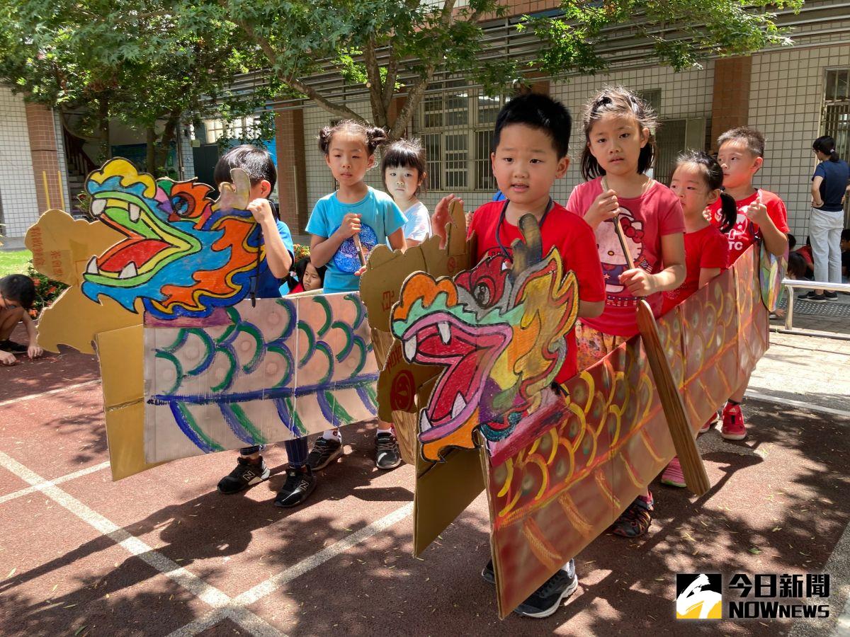 ▲廣興國小校內舉「路上行舟」大賽，在校園裡利用廢棄物自製龍舟，模擬龍舟競賽場景，讓孩子把操場跑道充當河道進行「路上行舟」。（圖／記者陳雅芳攝，2020.06.25）