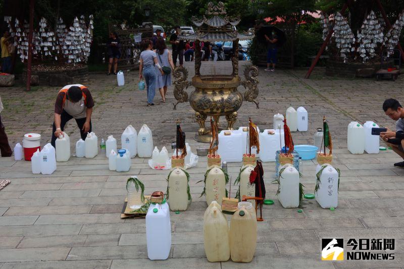 ▲取水後就會擺在百年古剎清水岩寺廣場中央吸曝曬15分鐘，才能吸取一整年磁場最強的陽氣。（圖／記者陳雅芳攝，2020.06.25）