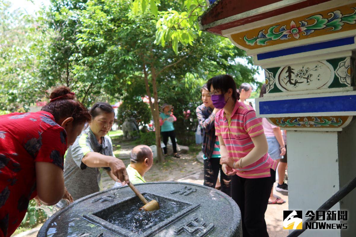 ▲端午節汲取午時水可改運除煞、去穢，社頭鄉清水岩吸引大排長龍，汲取午時的「甘露泉」。（圖／記者陳雅芳攝，2020.06.25）