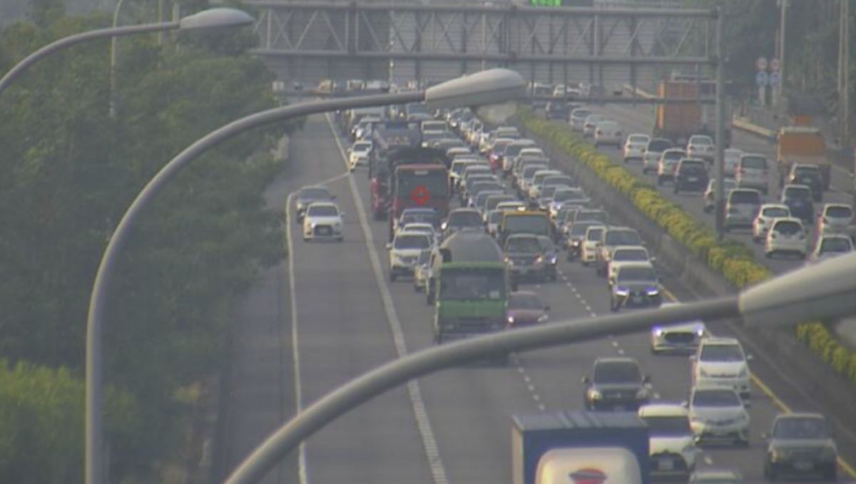 ▲高公局指出，12點高乘載結束後，預估會有一批車流湧上國5，建議民眾到宜蘭也可以選擇國道客運。（示意圖／高公局提供）