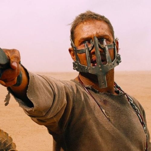 ▲在引擎轟鳴與爆炸塵沙之間，《瘋狂麥斯：憤怒道》以近乎純粹動作的節奏，描繪反抗暴政、尋找自由與重建希望的殘酷史詩。（圖／采昌臉書）