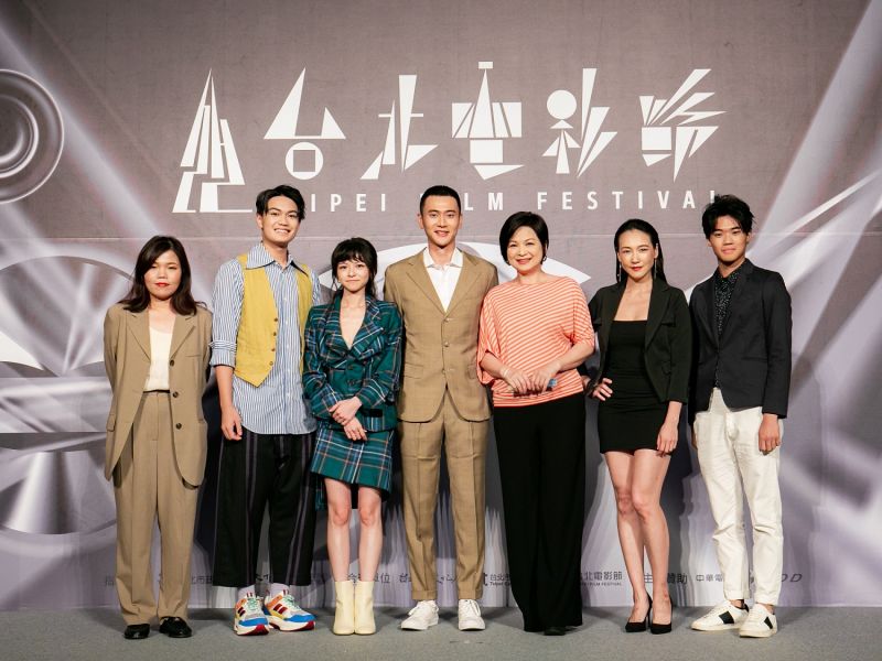 ▲開幕片《無聲》劇組,(左起)導演柯貞年、演員劉子銓、陳姸霏、劉冠廷、楊貴媚、張本渝、潘親御。(圖/台北電影節)
