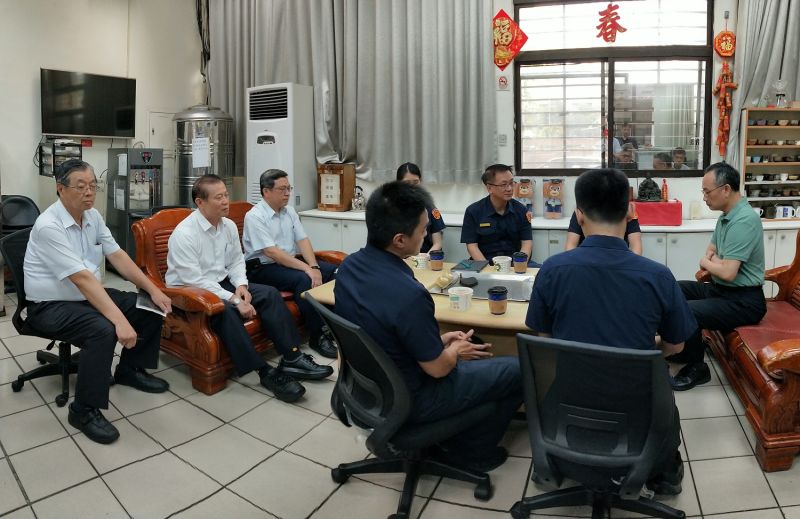 ▲▲警政署長陳家欽南下高雄,表示此案可成為案例,當作模擬情境訓練,慰問戒護精障病患受傷員警 陳家欽:可支援用電擊槍執勤。(圖/高市警局提供)