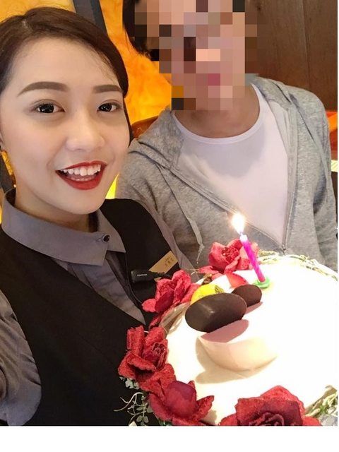 ▲女店員陪同孤單用餐男子拍照,獲的一片讚賞。(圖/翻攝PTT)