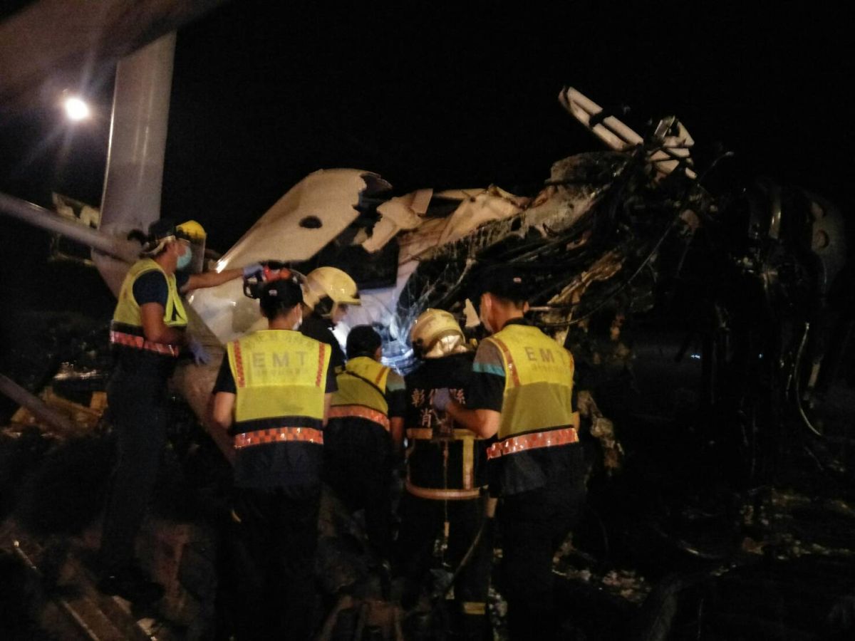 ▲台61線西濱快速道路北上166公里處，一輛運送雞蛋的大貨車失控撞上外側護欄，指示牌欄架都被撞毀，現場慘不忍睹。（圖／記者陳雅芳翻攝，2020.06.26）